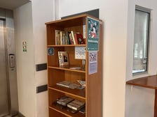 <p>Punkt bookcrossingowy w UMW przy pl. Kromera</p>