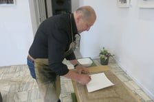 <p>Prof. Przemysław Tyszkiewicz w swojej Oficynie Graficznej Tyszkiewicz przy Antoniego 8&nbsp;</p>