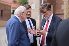 Uczestnicy konferencji prasowej dotyczącej remontu organów we wrocławskiej katedrze.