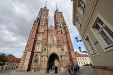Uczestnicy konferencji prasowej dotyczącej remontu organów we wrocławskiej katedrze.