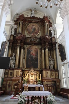 <p><span class="Bold"><span style="font-size: 20pt; line-height: 107%; font-family: 'Times New Roman', serif;">Centralne miejsce w ołtarzu gł&oacute;wny zajmuje wizjonerski obraz Michała Willmanna</span></span></p>