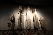 <p>Podziemia Domu Notre Dame na Ostrowie Tumskim &ndash; na ścianie przytwierdzone kamienne obramowania okien</p>