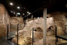 <p>Podziemia Domu Notre Dame na Ostrowie Tumskim &ndash; fundamenty XII-wiecznej wieży mieszkalnej Bolesława Wysokiego</p>