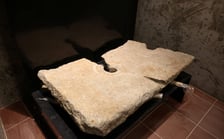 <p>Element systemu ogrzewania &bdquo;podłogowego&rdquo; ze średniowiecza z widocznymi otworami wylotowymi ciepłego powietrza</p>
