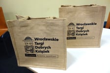 <p>Wrocławskie Targi Dobrych Książek 2024 &ndash; torby reklamujące imprezę</p>