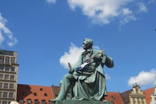 <p>Uczestnicy Gitarowego Rekordu Świata 2025 na wrocławskim rynku</p>
