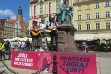 <p>Uczestnicy Gitarowego Rekordu Świata 2025 na wrocławskim rynku</p>