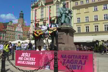 <p>Uczestnicy Gitarowego Rekordu Świata 2025 na wrocławskim rynku</p>