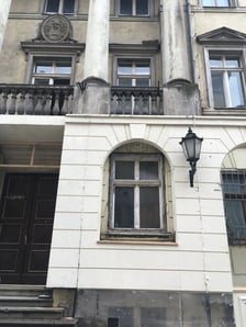 <p>Pałac Wallenberg-Pachalych na Szajnochy z przygotowywaną scenografią</p>