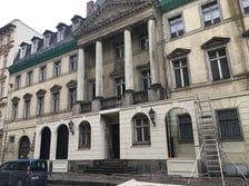 <p>Pałac Wallenberg-Pachalych na Szajnochy z przygotowywaną scenografią</p>