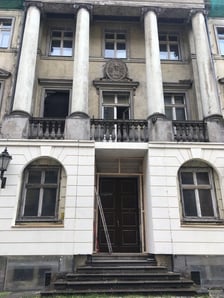 <p>Pałac Wallenberg-Pachalych na Szajnochy z przygotowywaną scenografią</p>