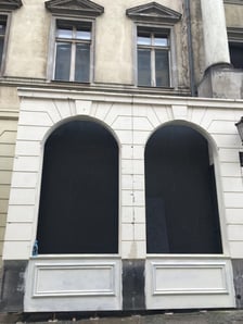 <p>Pałac Wallenberg-Pachalych na Szajnochy z przygotowywaną scenografią</p>