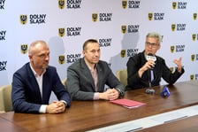 <p>Jarosław Rabczenko, wicemarszałek wojew&oacute;dztwa dolnośląskiego, Paweł Gancarz, marszałek wojew&oacute;dztwa dolnośląskiego i dyrektor Michał Zadara&nbsp;</p>