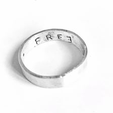 <p>Na zdjęciach biżuteria z projektu &bdquo;Relacje&rdquo; realizowanego&nbsp;w ramach stypendium artystycznego Prezydenta Wrocławia</p>