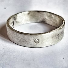 <p>Na zdjęciach biżuteria z projektu &bdquo;Relacje&rdquo; realizowanego&nbsp;w ramach stypendium artystycznego Prezydenta Wrocławia</p>