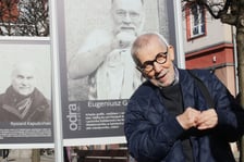 <p>Janusz Stankiewicz przy zdjęciu swojego brata Eugeniusza Geta-Stankiewicza</p>