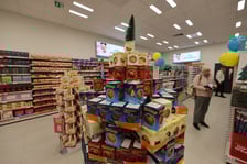 W centrum handlowym Długosza 66 są kolejne we Wrocławiu sklepy sieci handlowych takich jak: Dealz, Action, Tedi, Maxi Zoo, KiK, Rossmann i Pepco.