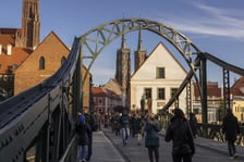 <p><strong>Dodatkowe dwa dni wolnego z powodu "siły wyższej" w 2023 r.</strong></p>
<p>Dodatkowe wolne będzie przysługiwało m.in. z powodu &bdquo;siły wyższej&rdquo;, będą to dwa dodatkowe dni wolne lub 16 godzin w ciągu roku kalendarzowego.</p>
<p>W tym wypadku dodatkowe wolne obejmuje takie zdarzenia jak wypadek czy choroba.</p>