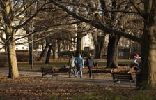 <p><strong>Dłuższy urlop w 2023 r. Zasady nowego urlopu w 2023 r.&nbsp;</strong></p>
<p>Każdy pracownik zyska prawo do pięciu dni urlopu opiekuńczego i dw&oacute;ch dodatkowych dni wolnych na załatwienie pilnych spraw prywatnych, ale nie tylko.</p>