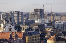 Widok na miasto z Katedry Marii Magdaleny, w tle budowa Quorum