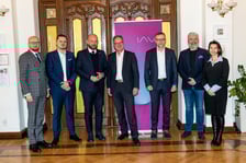 spotkanie władz Wrocławia i firmy IAV z udziałem m.in. prezydentem Jackiem Sutrykiem i Uwe Horn, dyrektorem zarządzającym i dyrektorem ds. pracy IAV