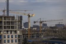 <h2>Konto Mieszkaniowe to atrakcyjna premia</h2>
<p>Każdy, kto w perspektywie kilku lat planuje kupno mieszkania lub domu jednorodzinnego będzie m&oacute;gł zacząć oszczędzać na specjalnym Koncie Mieszkaniowym.</p>
<p>Założenie takiego konta to jednoczesna deklaracja wpłat od 500 do 2000 zł miesięcznie przez 3 do 10 lat.</p>
<p>&nbsp;</p>