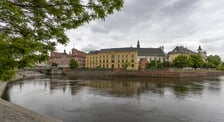 Dziś L'Uni ? dawniej ?Farmacja?. Nowoczesne biura w historycznych murach robią niezwykłe wrażenie