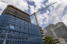 <p>Pierwsza połowa 2023 roku na wrocławskim rynku biurowym przyniosła największą wśr&oacute;d gł&oacute;wnych miast regionalnych aktywność najemc&oacute;w, a także deweloper&oacute;w, kt&oacute;rzy budowali prawie 151 000 mkw. powierzchni biurowej &ndash; informuje firma doradcza Knight Frank.&nbsp;</p>