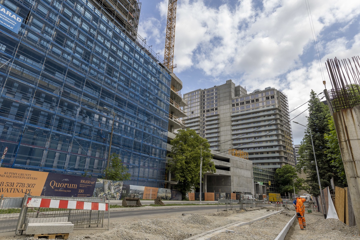 <p>We Wrocławiu odnotowano najwyższy wynik powierzchni biurowej w budowie na rynkach regionalnych.</p>
<p>Na koniec II kwartału 2023 roku w realizacji pozostawało 151 000 mkw. i zakładając, że deweloperom uda się dotrzymać założonych termin&oacute;w to 60% zostanie dostarczone na rynek jeszcze w tym roku.</p>
<p>Oddanie kolejnych projekt&oacute;w do użytku zaplanowane jest na 2024 roku.</p>