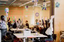 Uczestnicy poprzednich edycji CASSINI Hackathon. Tegoroczne spotkanie będzie  7-9 listopada 2025 r. we Wrocławiu.