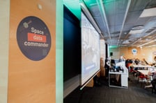 Uczestnicy poprzednich edycji CASSINI Hackathon. Tegoroczne spotkanie będzie  7-9 listopada 2025 r. we Wrocławiu.