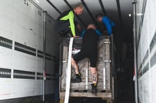 Przygotowania do transportu manata Ambrożego