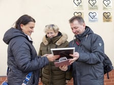 Przedstawicielka 4 ŁAP WROCŁAWIA (po prawej) odbiera wyróżnienie z rąk Dominika Golemy, dyrektora Biura Wrocław Bez Barier, członka Kapituły