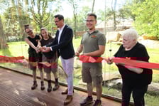 Uroczyste otwarcie nowej Lwiarni we wrocławskim zoo: wstęgę przecinają młode pracownice wydziału zwierząt drapieżnych,  Sergiusz Kmiecik, który od niedawna pełni obowiązki prezesa wrocławskiego zoo, Paweł Sroka, kierownik wydziału  Zwierząt Drapieżnych i pani Ela, która przepracowała we wrocławskim zoo 50 lat.