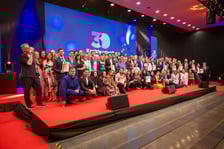 <p>Gala 30 Kreatywnych Wrocławia, 15.04.2026. Pamiątkowe wsp&oacute;lne zdjęcie laureat&oacute;w.</p>