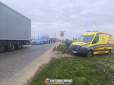 <p>W Michałowicach pod Sob&oacute;tką na przejeździe zderzyły się samoch&oacute;d ciężarowy i pociąg</p>