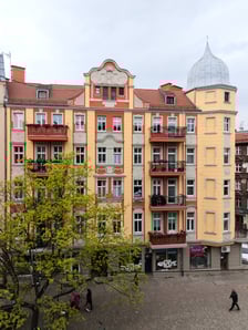 <p>Uwagę przykuwa także kolor budynku</p>