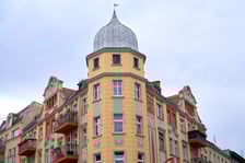 <p>Piękny hełm zdobi narożną kamienicę</p>