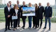 Ziorowe zdjęcie po symbolicznym podpisaniu umowy na budowę Wrocławskiego Centrum Sportu