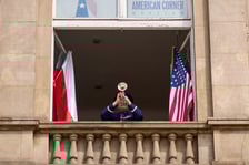 <p>Na zdjęciach hejnał Wrocławia grany przez sierżanta Nicka Del Villano z okna Biblioteki Wojew&oacute;dzkiej w Rynku</p>