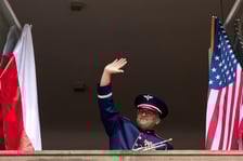 <p>Sierżant Nick Del Villano w oknie Biblioteki Wojew&oacute;dzkiej w Rynku</p>