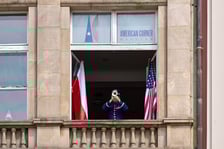 <p>Na zdjęciach hejnał Wrocławia grany przez sierżanta Nicka Del Villano z okna Biblioteki Wojew&oacute;dzkiej w Rynku</p>