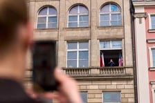 <p>Na zdjęciach hejnał Wrocławia grany przez sierżanta Nicka Del Villano z okna Biblioteki Wojew&oacute;dzkiej w Rynku</p>