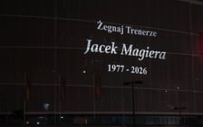 Tarczyński Arena z hołdem dla Jacka Magiery. Specjalny napis na membranie: „Żegnaj trenerze. Jacek Magiera 1977-2026"