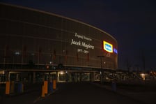 Tarczyński Arena z hołdem dla Jacka Magiery. Specjalny napis na membranie: „Żegnaj trenerze. Jacek Magiera 1977-2026"