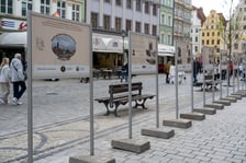 <p>Wystawa poświęcona rzemiosłu kamoniarskiemu do obejrzenia w Rynku do 8 maja</p>