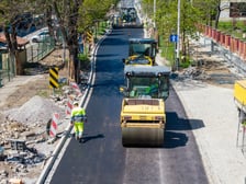 Układanie ostatniej warstwy masy bitumicznej na ulicy Koszarowej. Zdjęcie z 29 kwietnia