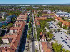 Układanie ostatniej warstwy masy bitumicznej na ulicy Koszarowej. Zdjęcie z 29 kwietnia