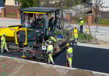 Układanie ostatniej warstwy masy bitumicznej na ulicy Koszarowej. Zdjęcie z 29 kwietnia