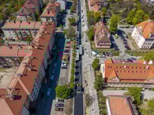 Układanie ostatniej warstwy masy bitumicznej na ulicy Koszarowej. Zdjęcie z 29 kwietnia